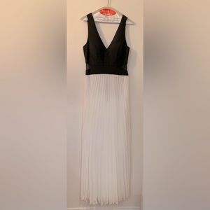Xscape Black/White Illusion Inset Pleated Gown Sz 10